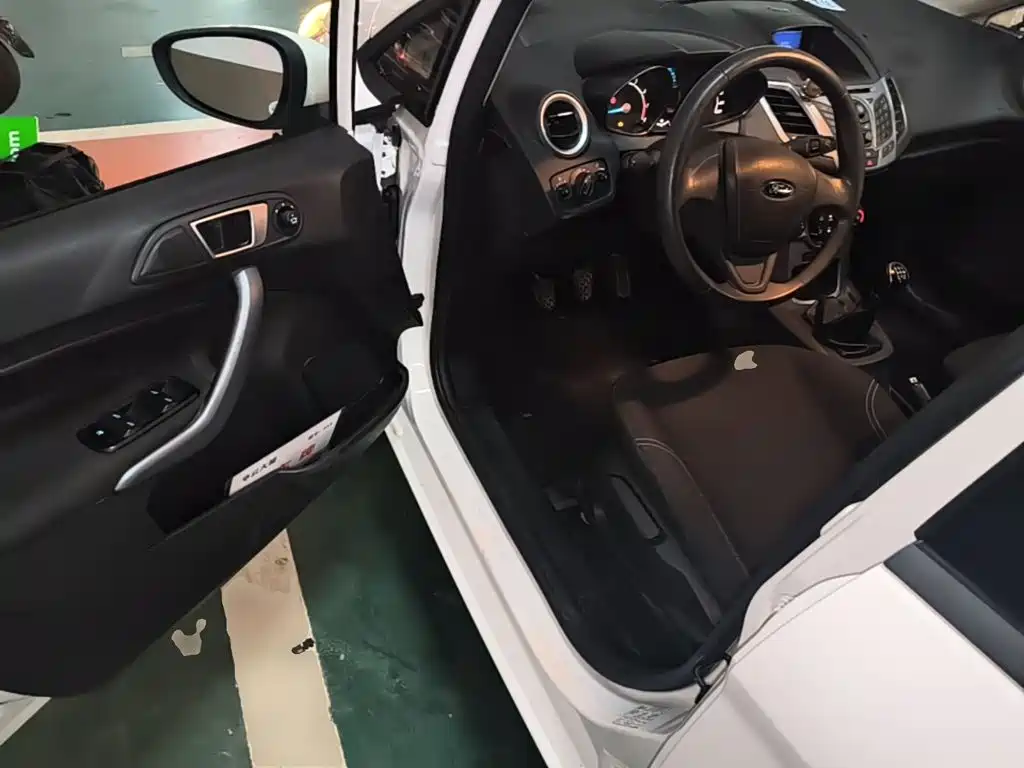 Ford Fiesta 2015 — фото 16