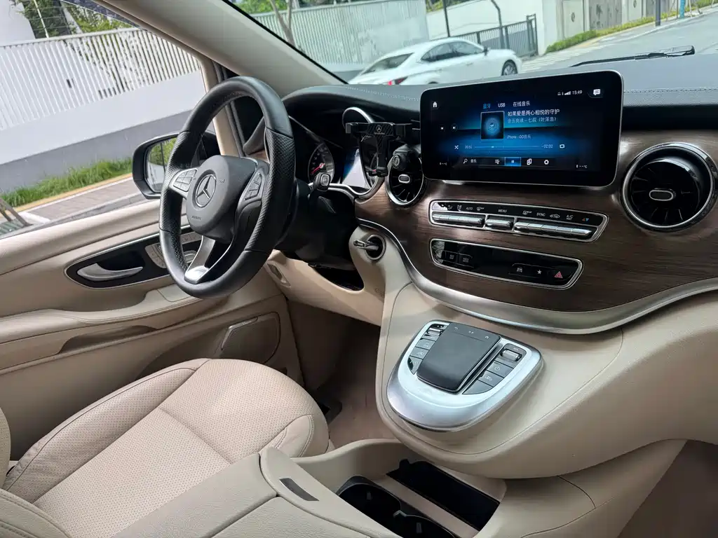Mercedes-Benz V-Class 2021 — фото 15