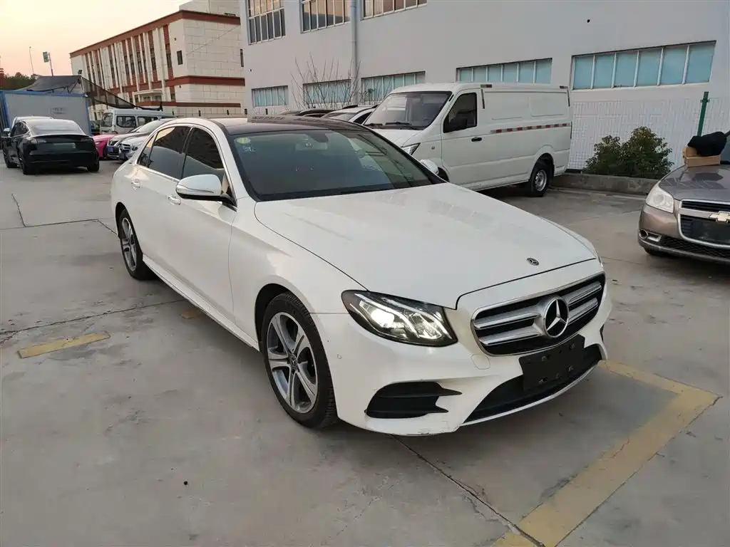 Mercedes-Benz E-Class 2018 — фото 19