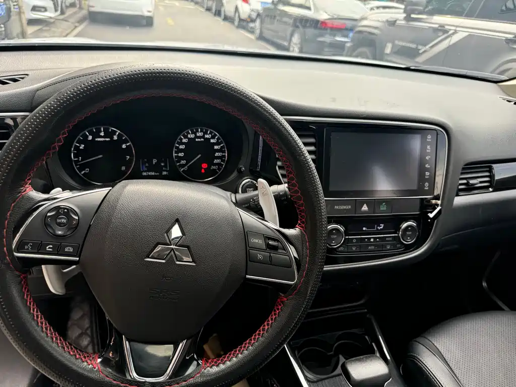 Mitsubishi Outlander 2018 — фото 13