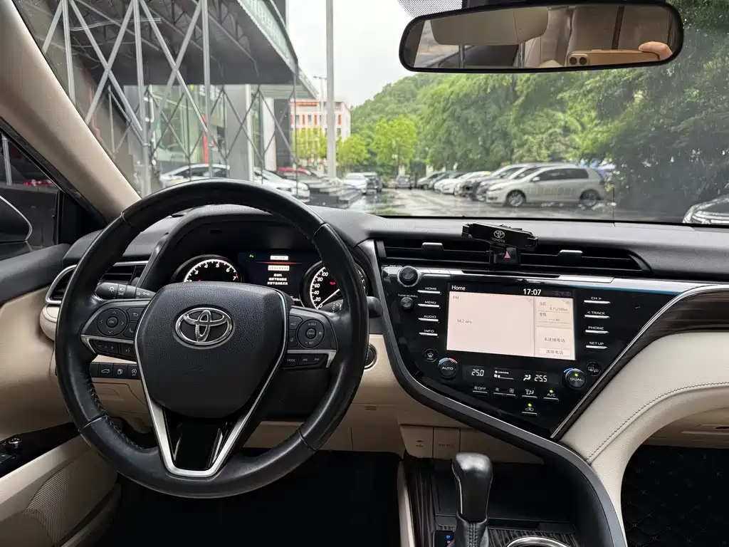 Toyota Camry 2019 — фото 15