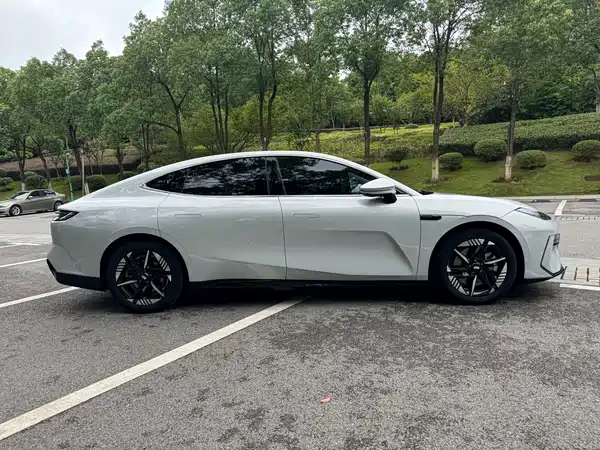 Geely Galaxy E8 2025
