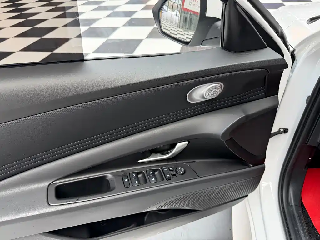 Hyundai Elantra 2023 — фото 16