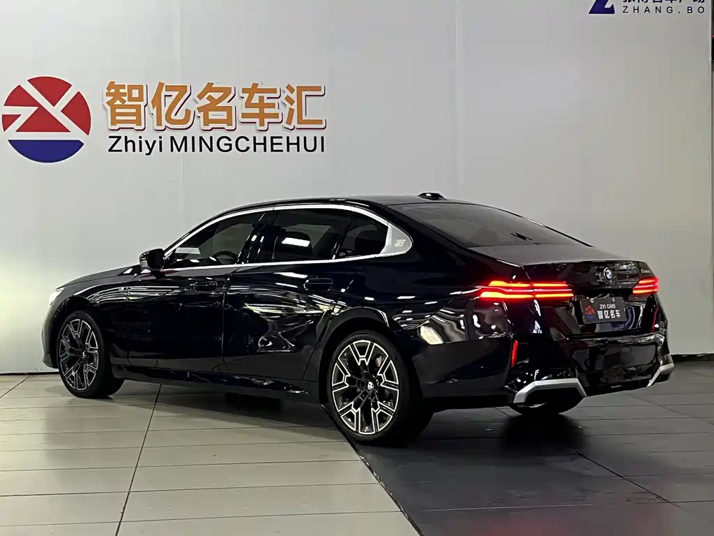 BMW 5 Series 2024 — фото 12