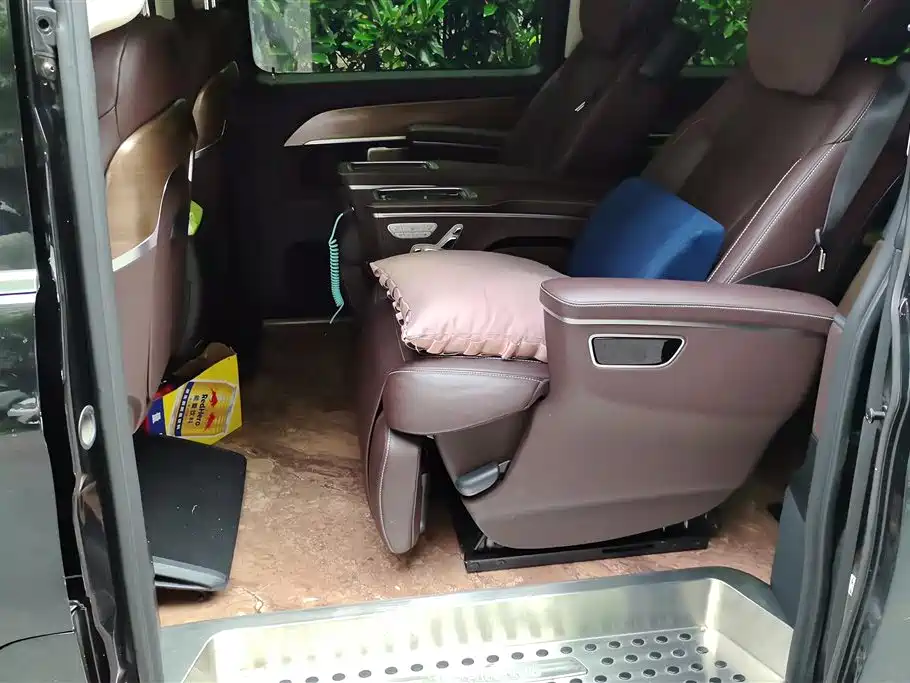 Mercedes-Benz V-Class 2023 — фото 11