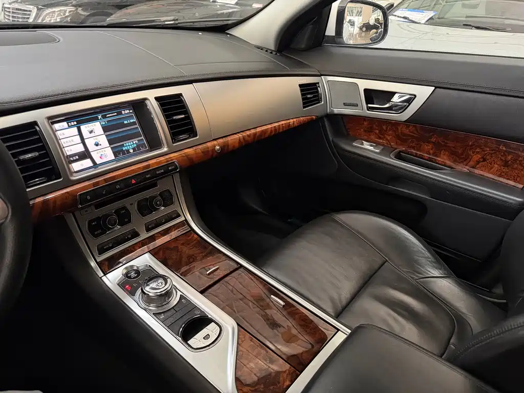 Jaguar XF 2015 — фото 9