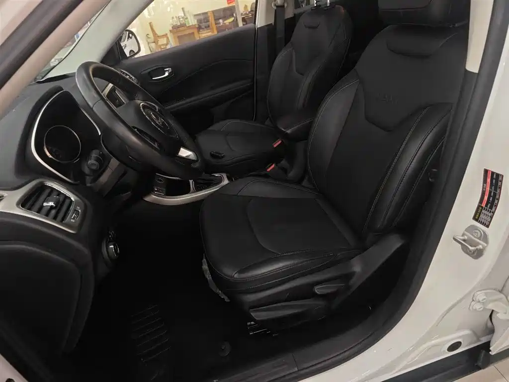 Jeep Compass 2017 — фото 11