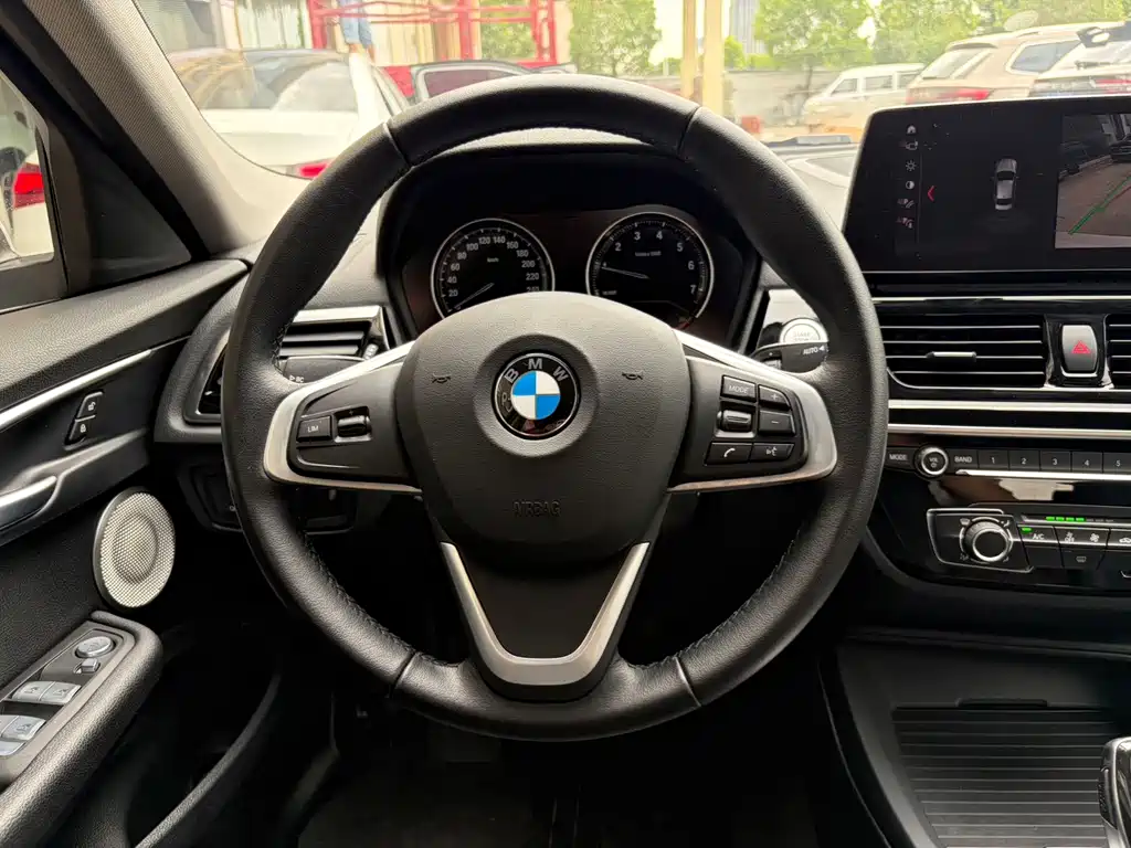 BMW 1 Series 2022 — фото 14