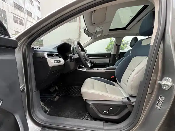 Geely Emgrand 2022