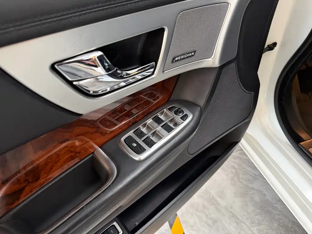 Jaguar XF 2015 — фото 13