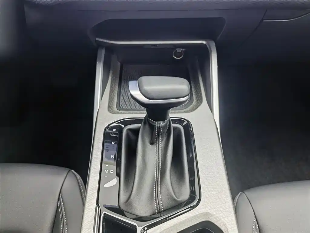 Geely Emgrand 2025 — фото 13