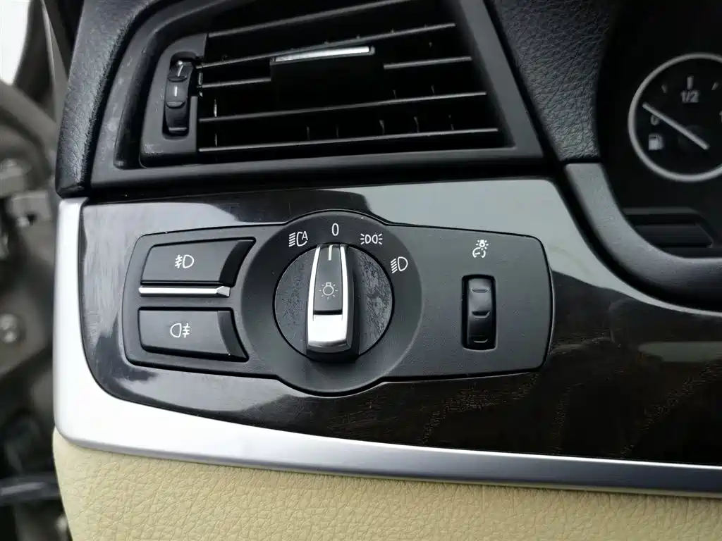 BMW 5 Series 2012 — фото 21