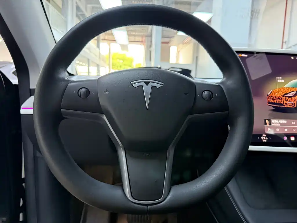 Tesla Model Y 2025 — фото 10