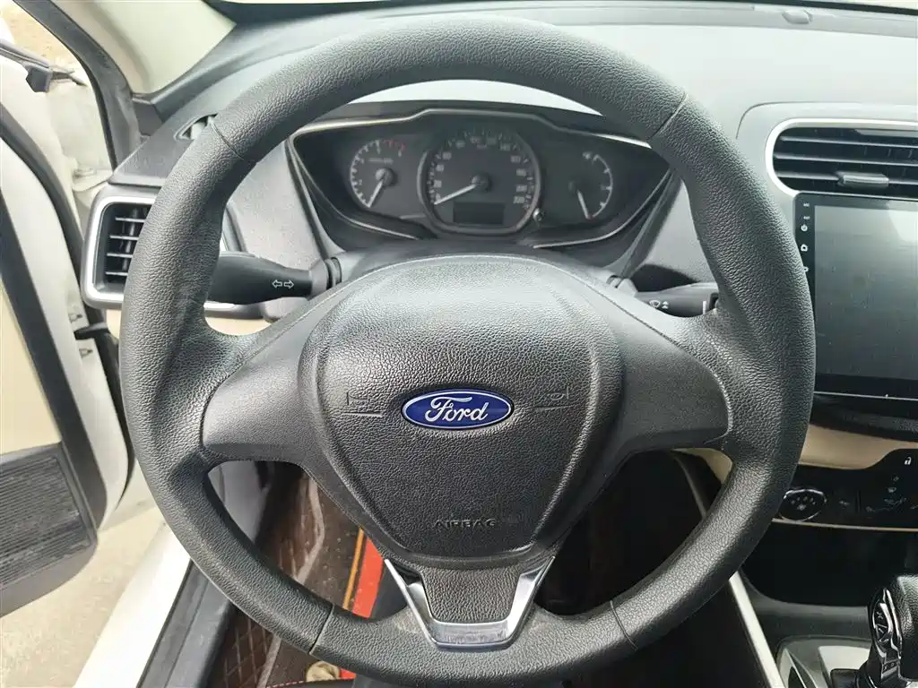 Ford Escort 2018 — фото 11