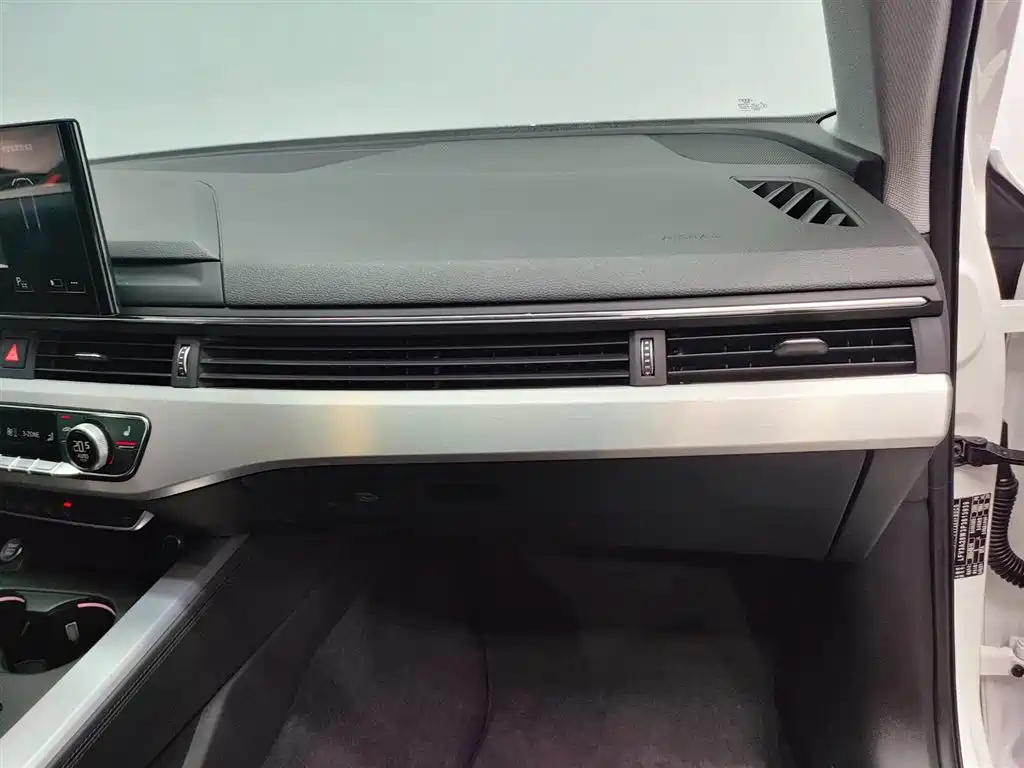 Audi A4L 2023 — фото 14