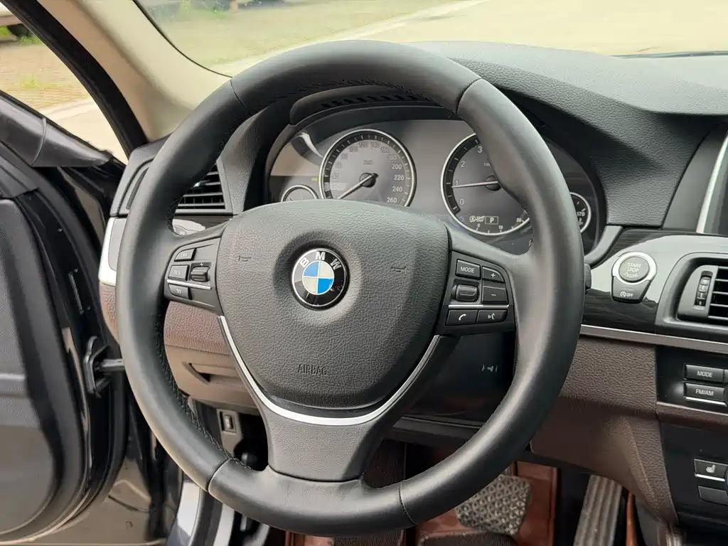 BMW 5 Series 2016 — фото 13