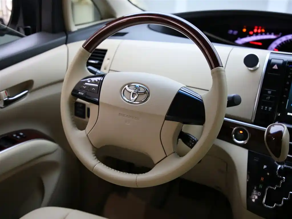 Toyota Previa 2017 — фото 13