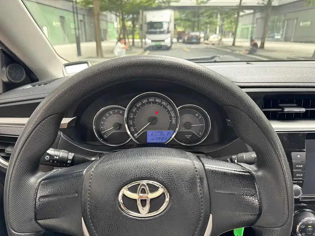Toyota Corolla 2015 — фото 12