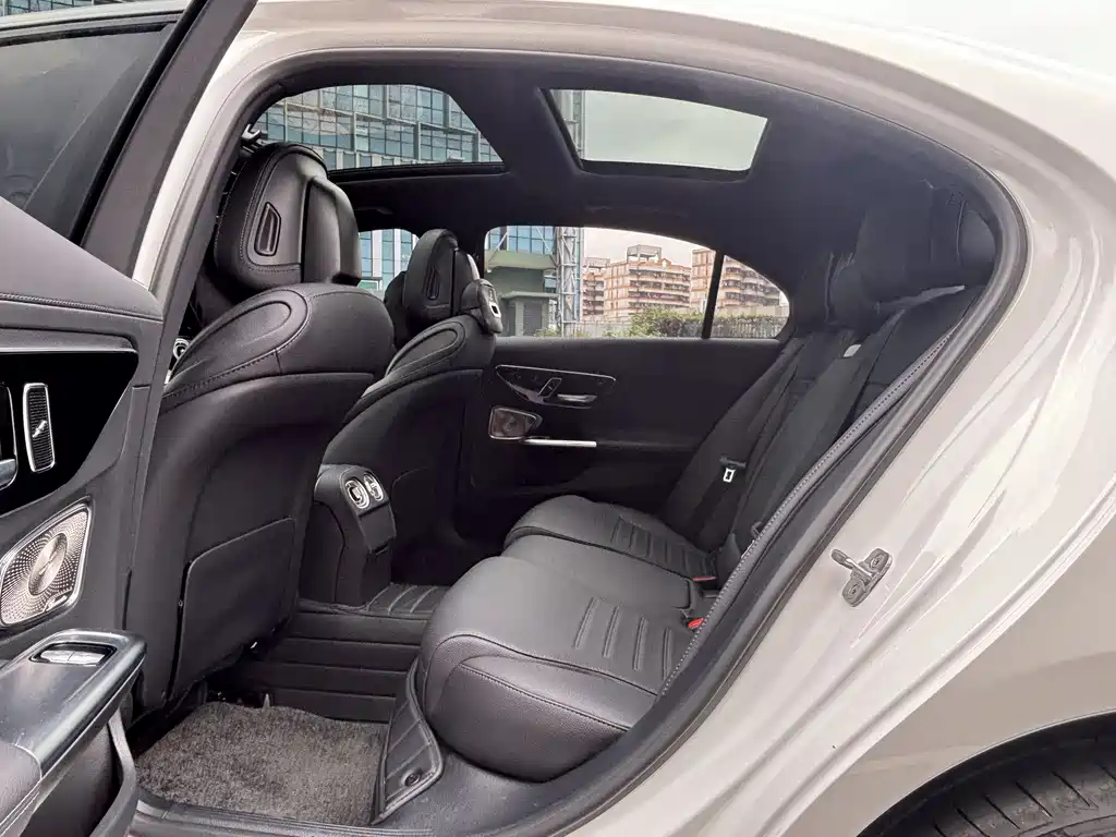 Mercedes-Benz C-Class 2025 — фото 11