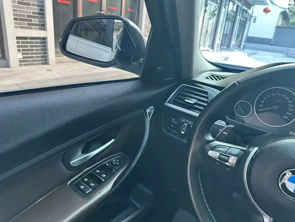 BMW 3 Series 2018 — фото 15