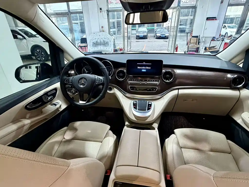 Mercedes-Benz V-Class 2024 — фото 16
