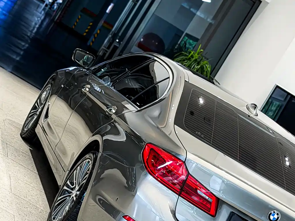 BMW 5 Series 2018 — фото 14