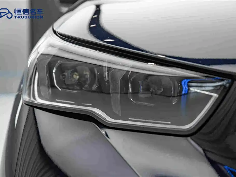 BMW 5 Series 2025 — фото 10