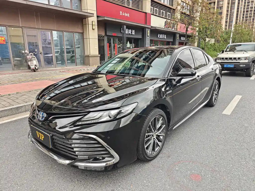 Toyota Camry 2023 — фото 1