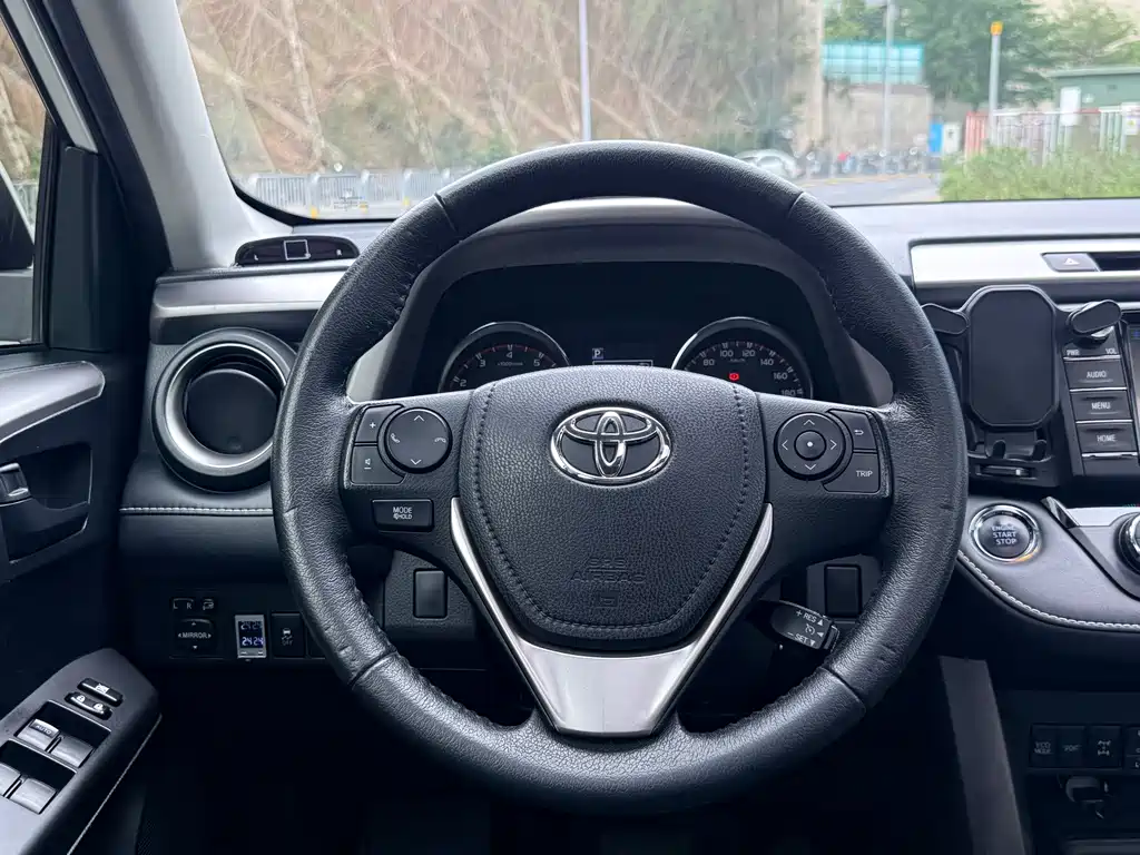 Toyota RAV4 2017 — фото 11