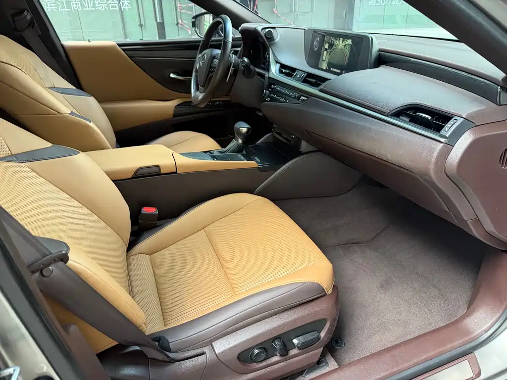Lexus ES 2020 — фото 11