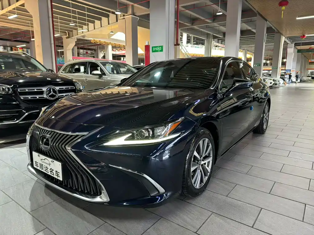 Lexus ES 2019 — фото 1