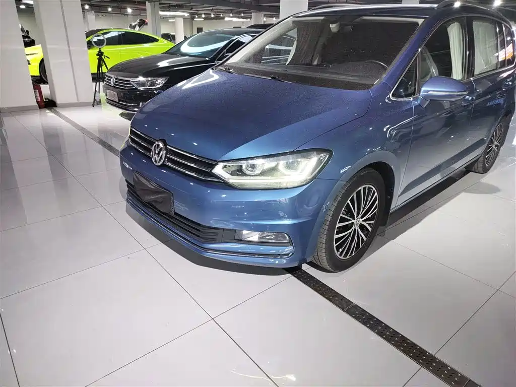 Volkswagen Touran 2017 — фото 24