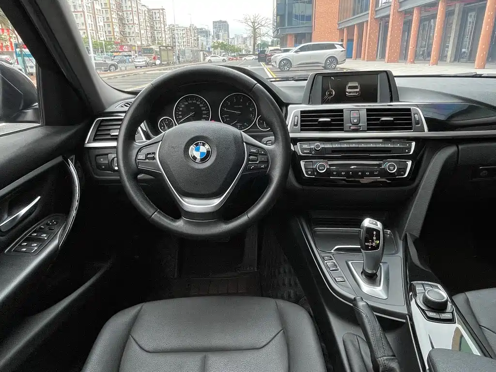 BMW 3 Series 2017 — фото 11