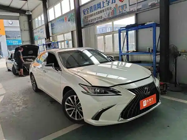 Lexus ES 2024