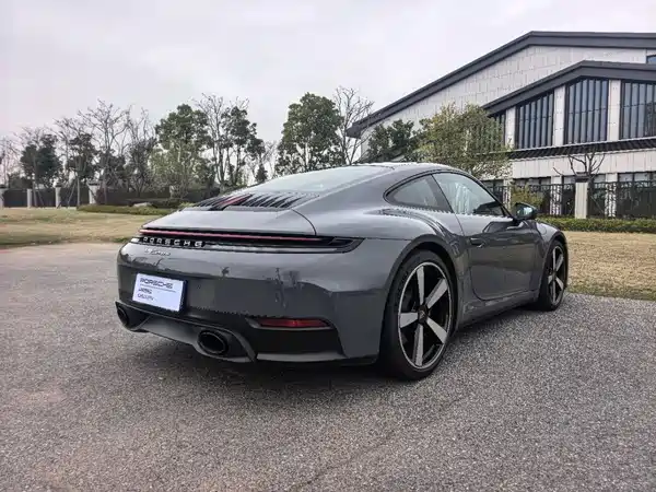 Porsche 911 2025