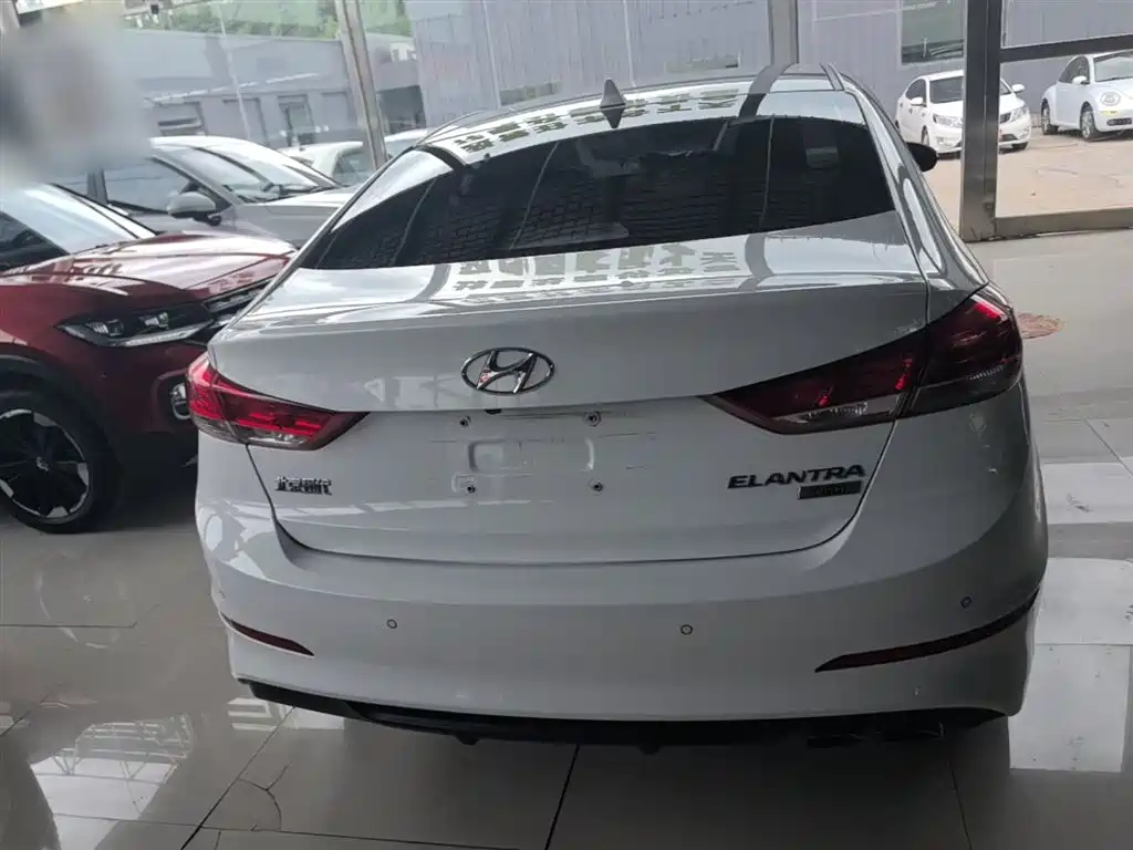 Hyundai Elantra 2019 — фото 6