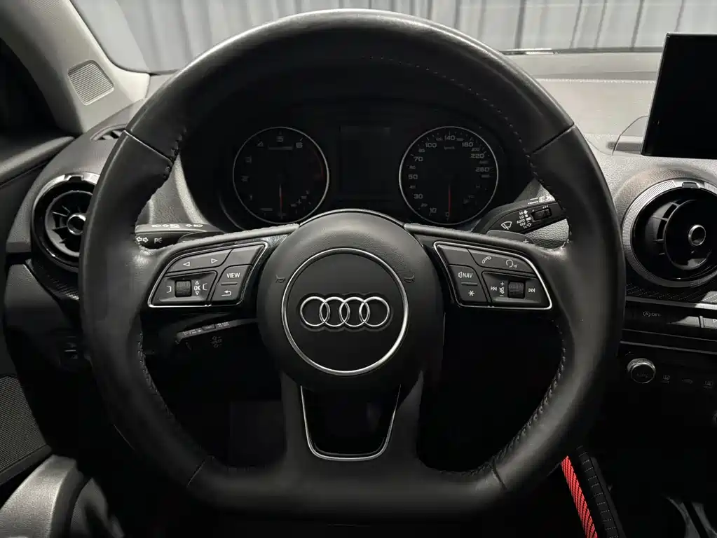 Audi Q2L 2022 — фото 12