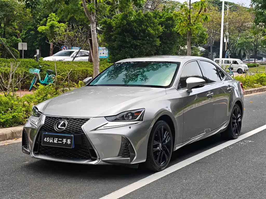 Lexus IS 2018 — фото 1