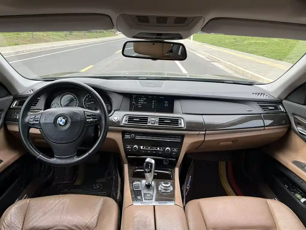 BMW 7 Series 2011 — фото 12