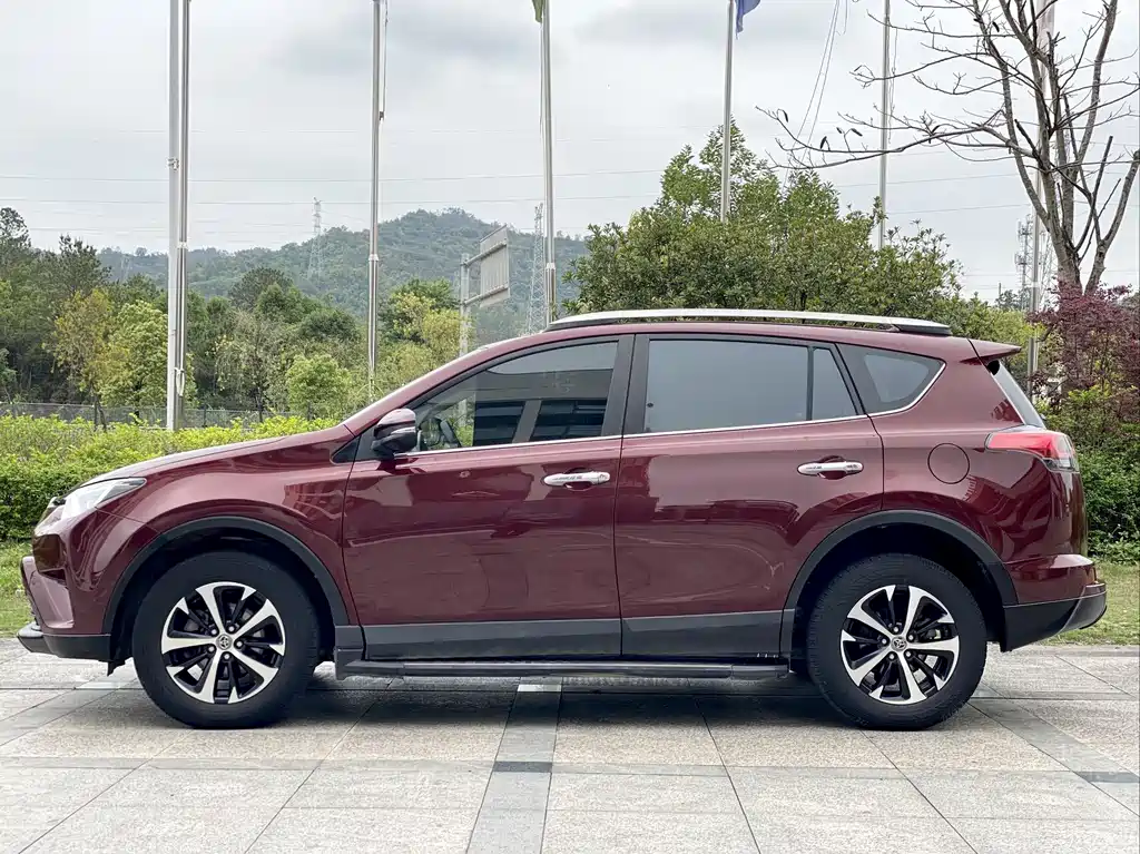 Toyota RAV4 2017 — фото 3