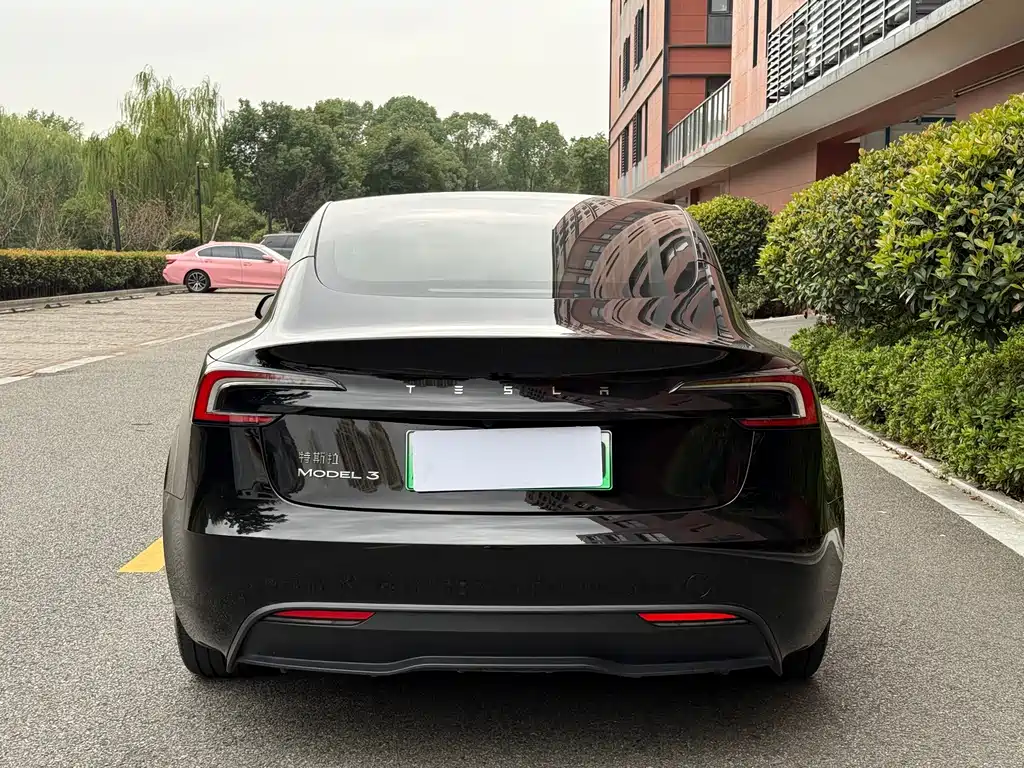 Tesla Model 3 2025 — фото 15