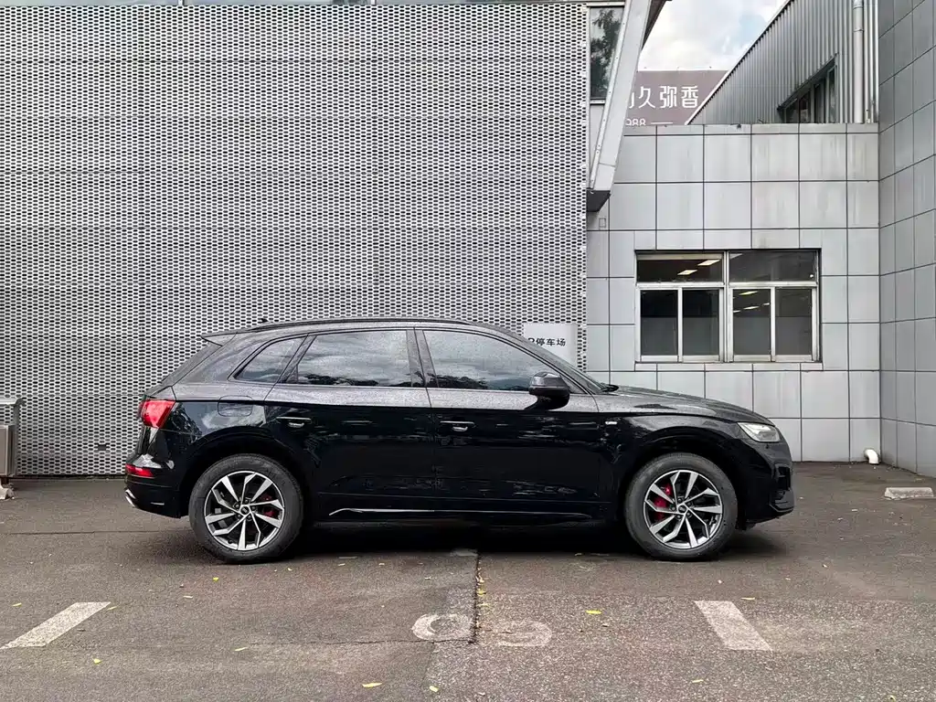 Audi Q5L 2025 — фото 3
