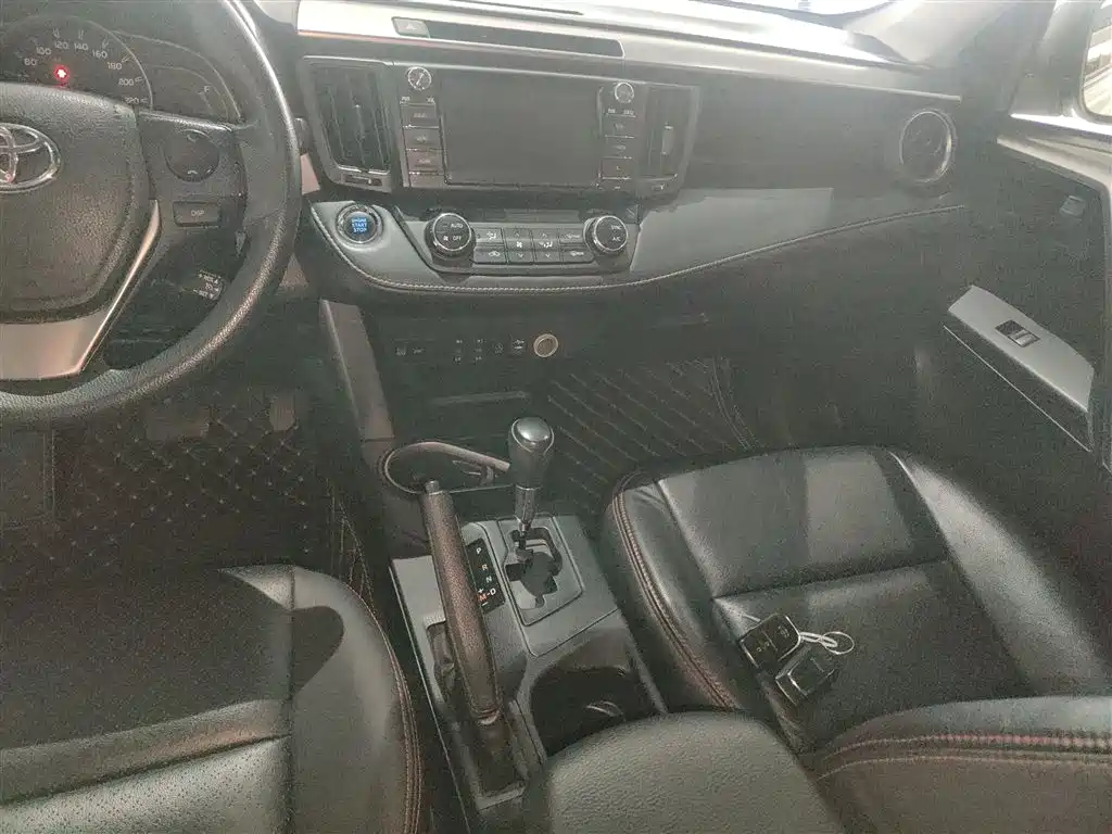 Toyota RAV4 2018 — фото 13