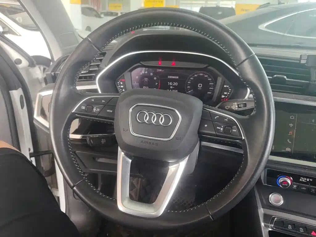 Audi Q3 2021 — фото 11