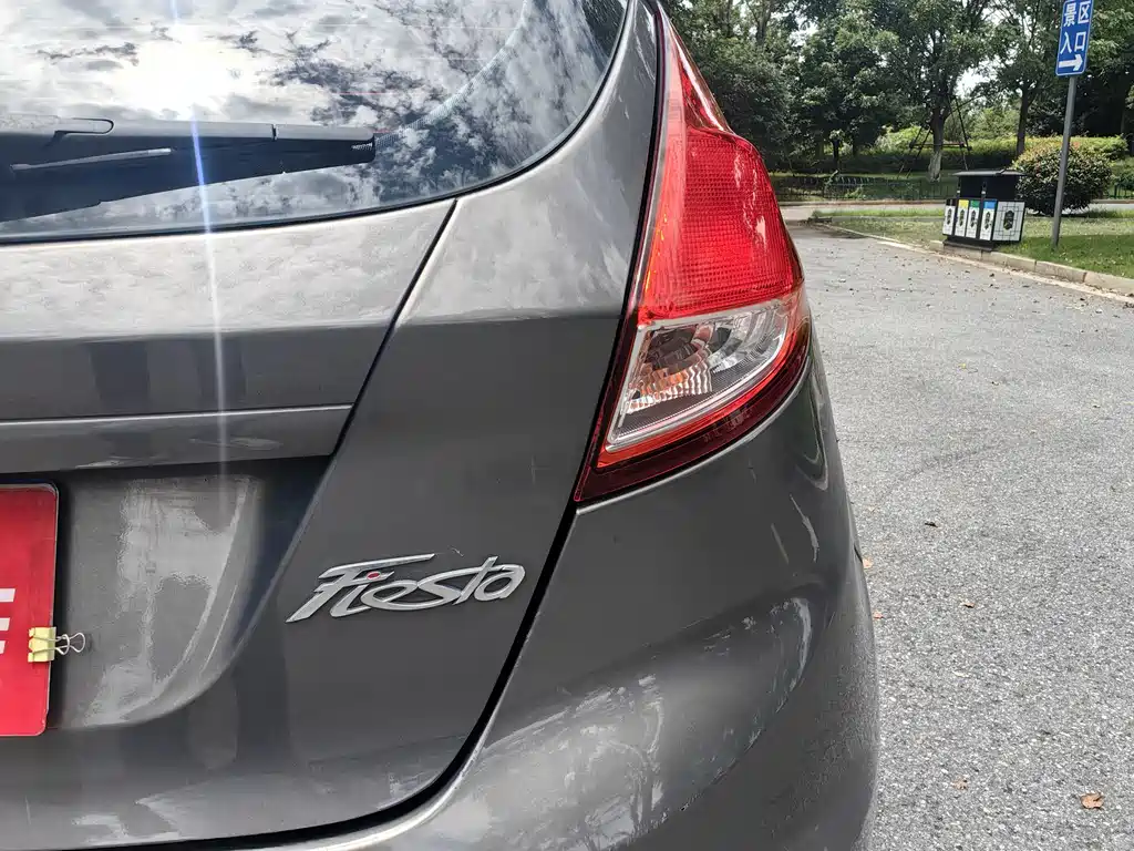 Ford Fiesta 2015 — фото 16