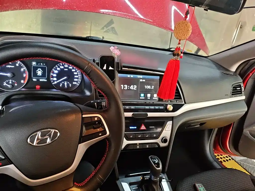 Hyundai Elantra 2018 — фото 10