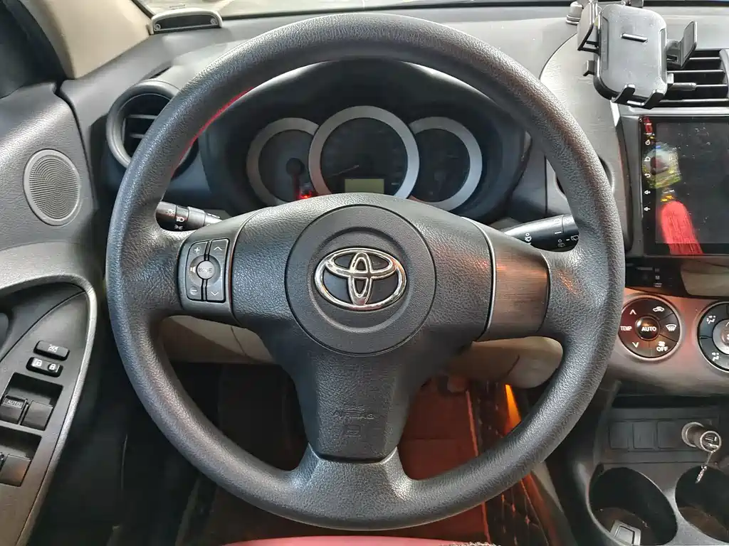 Toyota RAV4 2011 — фото 12
