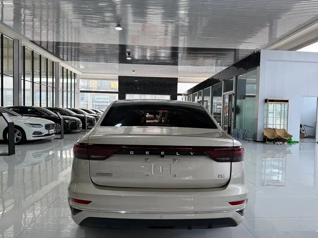 Geely Emgrand 2022