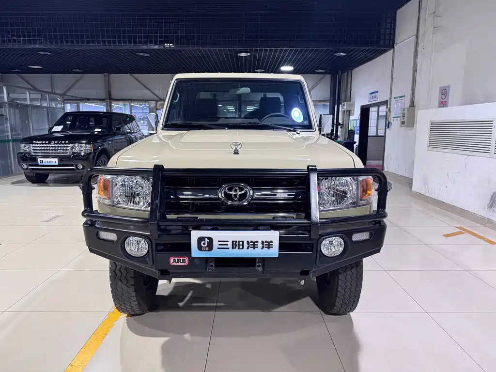 Toyota FJ Cruiser 2017 — фото 2