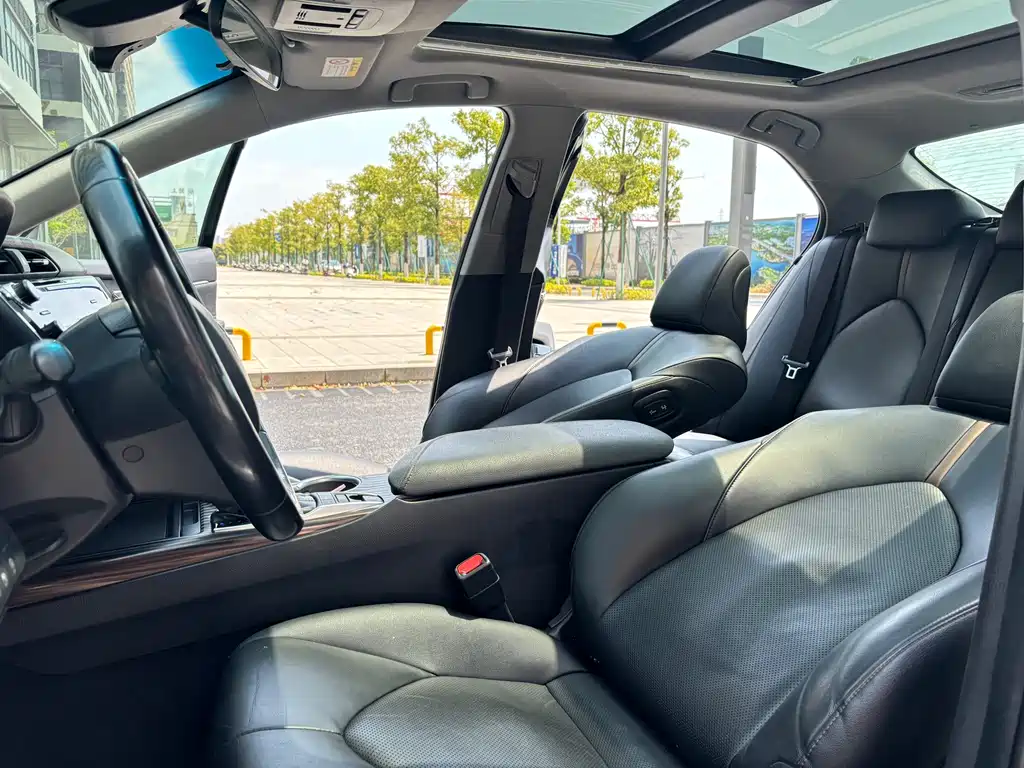 Toyota Camry 2019 — фото 14